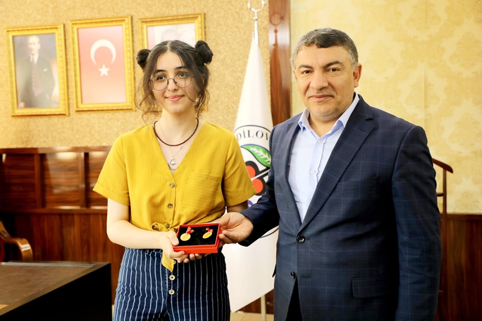 Bakan ayir, YKS birincisini arlad