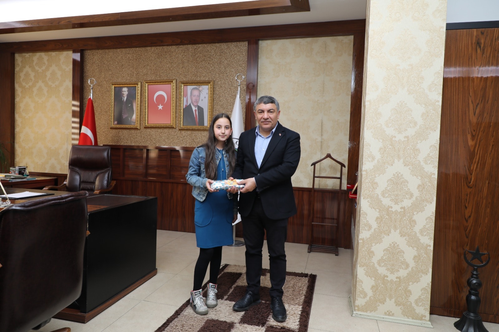 Bakan ayir, Koltuunu Kk Derine Brakt