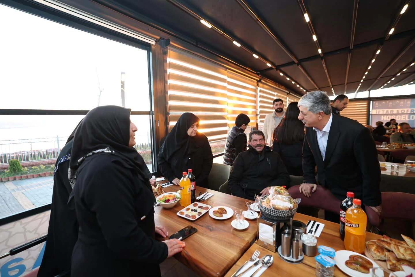 D�LOVASI�NDA �LK �FTAR �EH�T A�LELER� VE GAZ�LERLE AYNI SOFRADA 