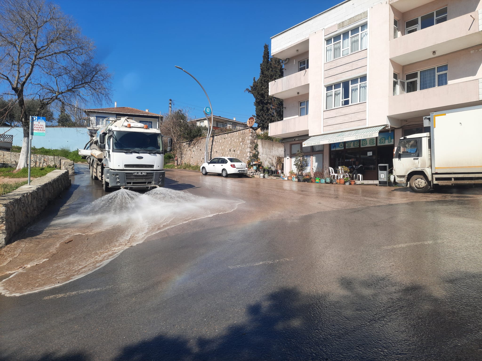 CADDE VE SOKAKLAR D�ZENL� OLARAK DEZENFEKTE ED�L�YOR