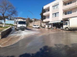 CADDE VE SOKAKLAR D�ZENL� OLARAK DEZENFEKTE 