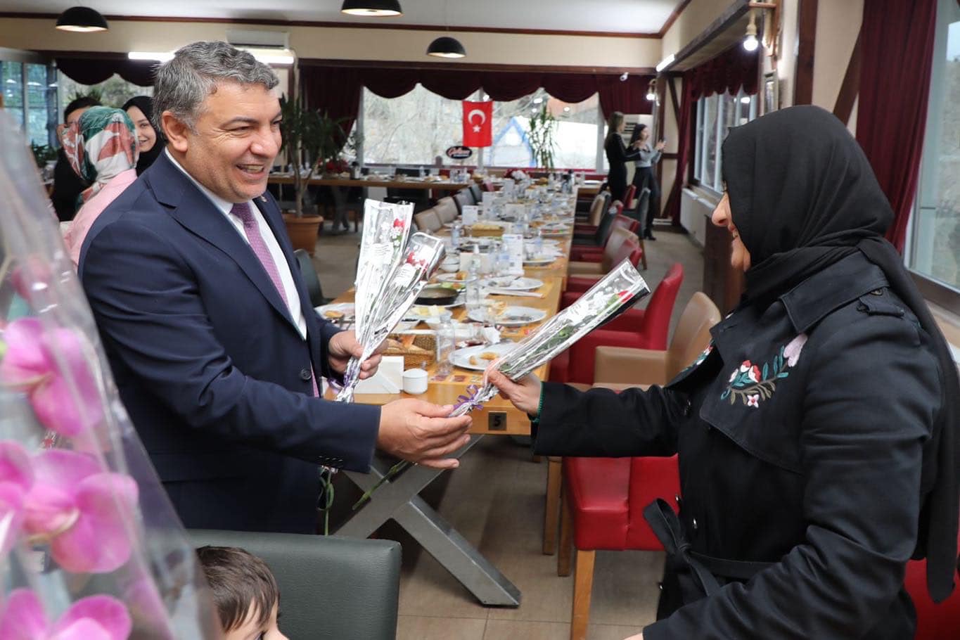 Bakan ayir, Diloval kadnlar unutmad!