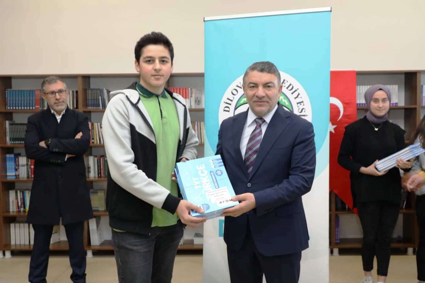 Belediye Bakanmz Hamza ayirden Lise Son rencilerine Byk Jest