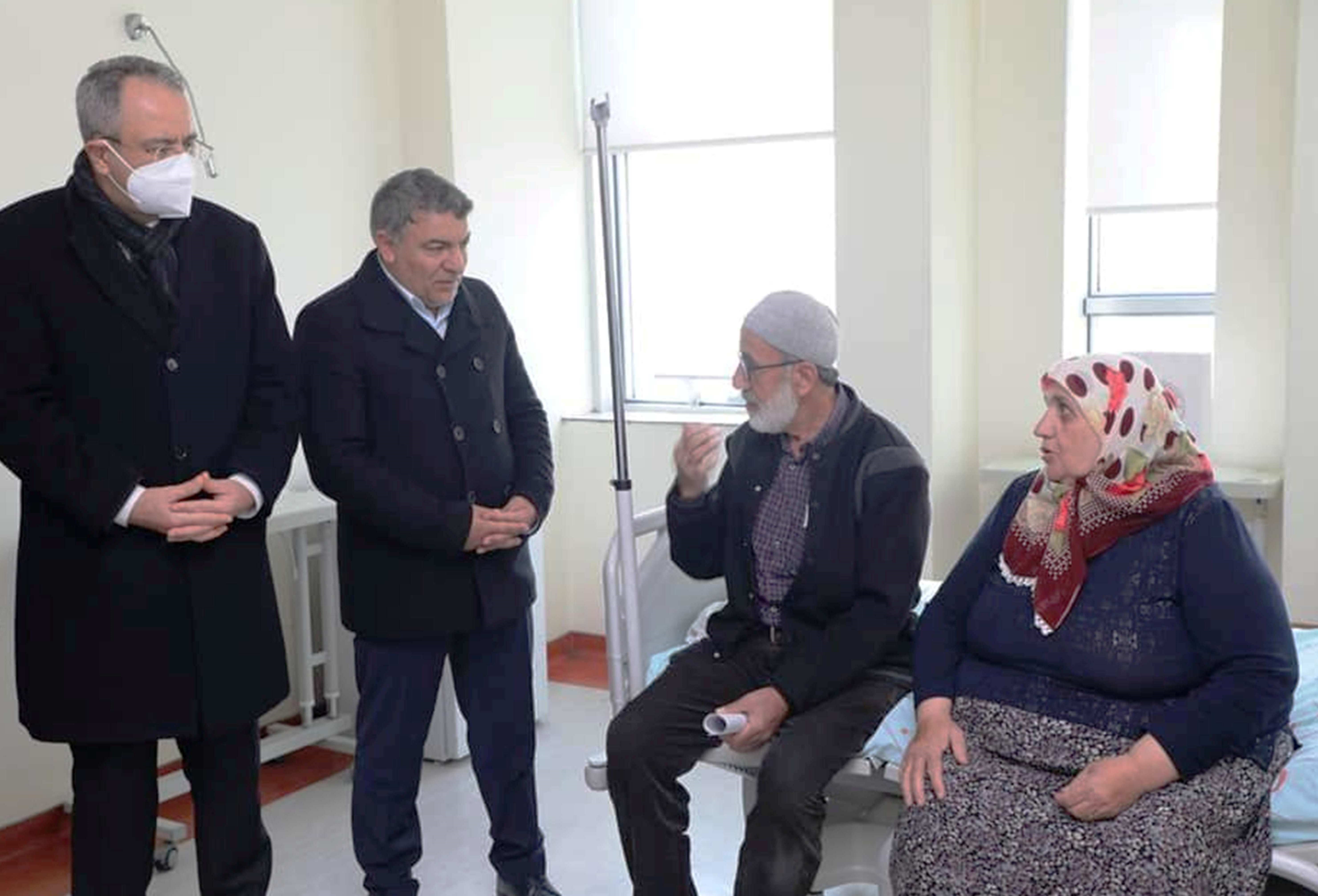 Kubilay ve ayir, Depremzedeleri Hastanede Ziyaret Ettiler