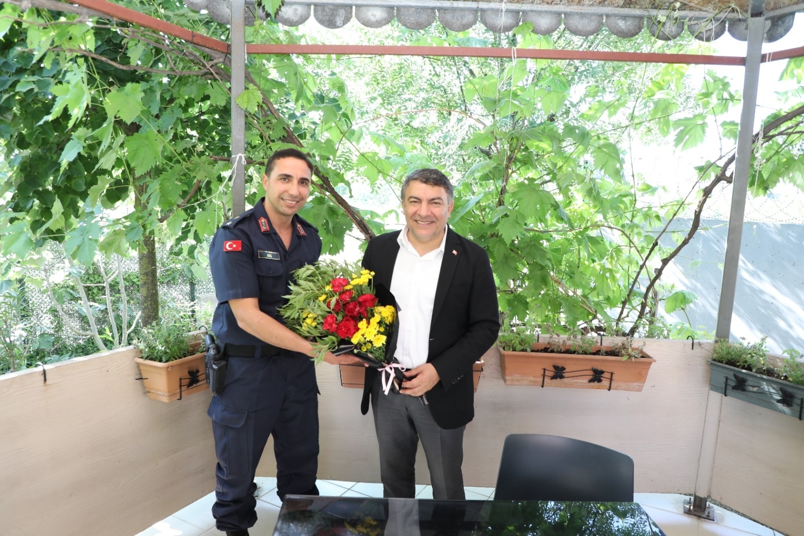 Belediye Bakanmz ayirden Jandarmaya kutlama ziyareti